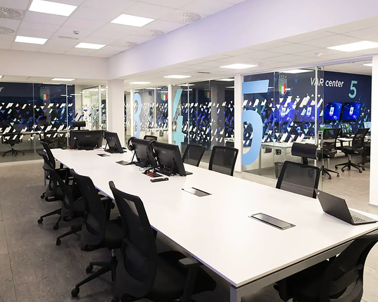 Vista interna dell’Iliad Broadcasting Center di Lissone con area meeting in primo piano e sale VAR sullo sfondo.